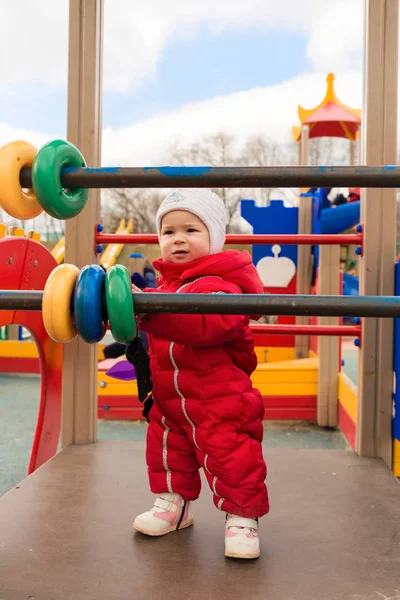 Bambina nel parco giochi all'aperto — Foto Stock