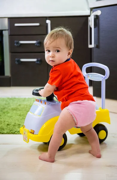 Ребенок играет с машиной — стоковое фото