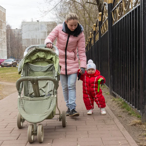 Мама з маленькою донькою ходити — стокове фото