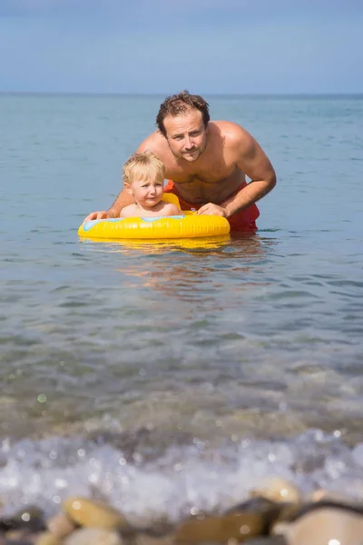 Pappa och son bada i havet — Stockfoto