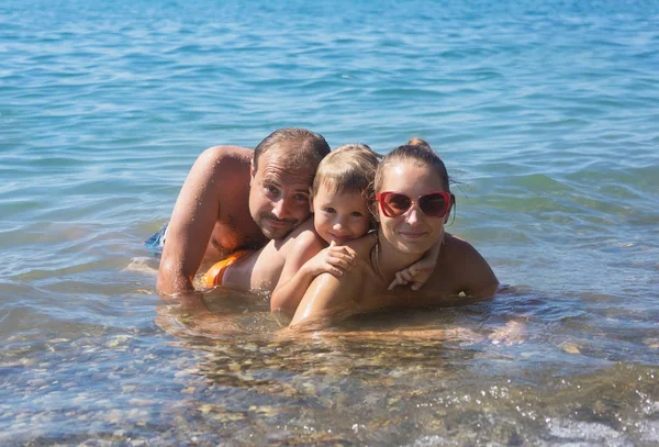 Familie schwimmt im Meer — Stockfoto