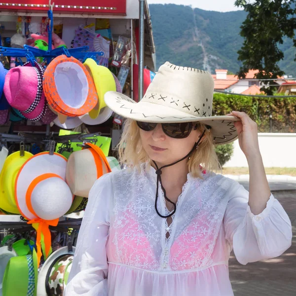 Girl buys sombrero in resort — Stock Photo, Image