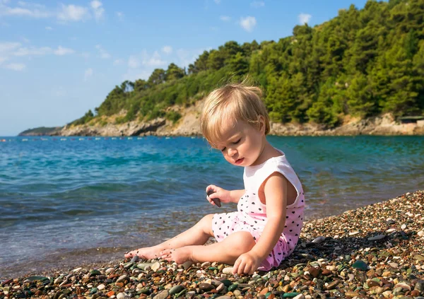Bambina 1 anno 3 mesi sulla spiaggia del mare — Foto Stock