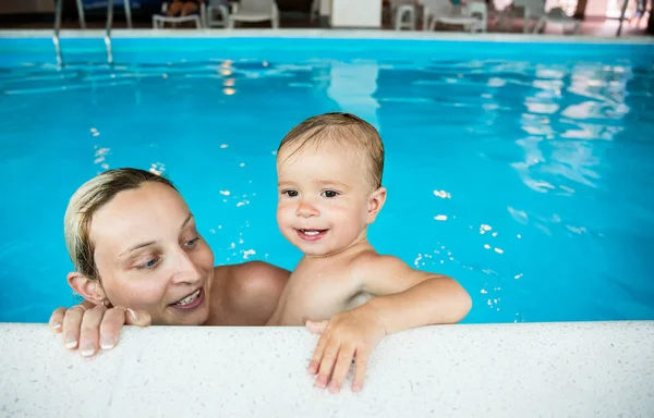 Baby with mom in the pool — Stock Photo, Image