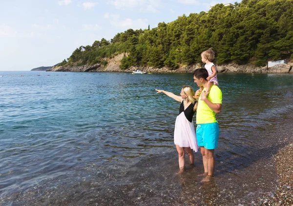 Familie op vakantie aan zee — Stockfoto