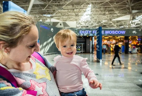 Bayi lucu dengan ibu di bandara — Stok Foto