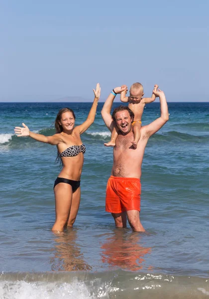 Familie genießt Urlaub auf See — Stockfoto