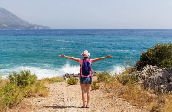 Traveler woman in front of sea — Stock Photo, Image