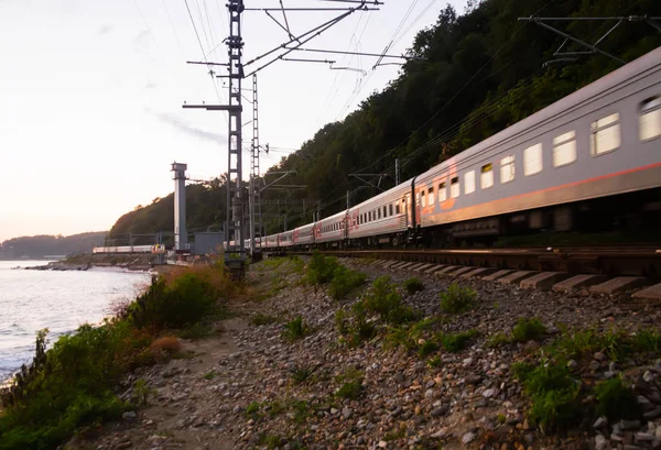 Вечір поїзді від Сочі йде уздовж узбережжя Чорного моря — стокове фото