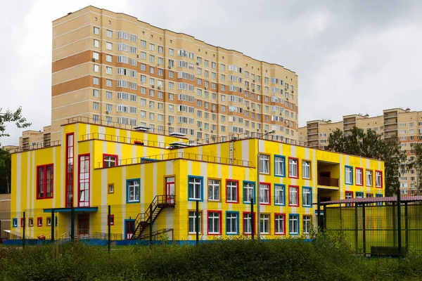 Przedszkole w nowej dzielnicy mieszkaniowej — Zdjęcie stockowe
