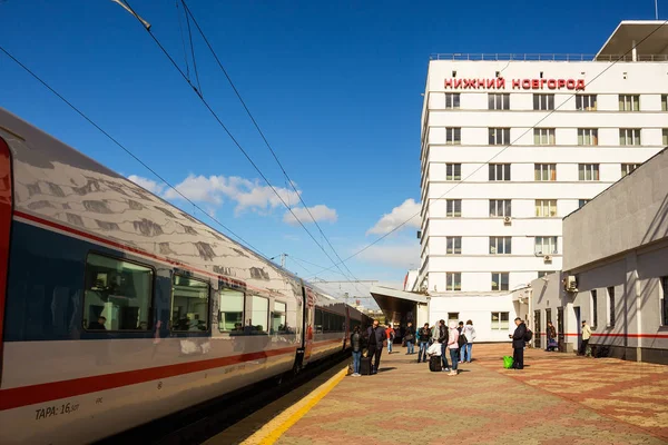 Varumärket tåg ”Strizh” står det på plattformen i Nizjnij Novgorod — Stockfoto