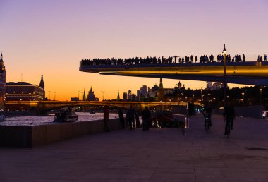 Yüzen köprü ve Moskova Nehri gün batımında görünümü.
