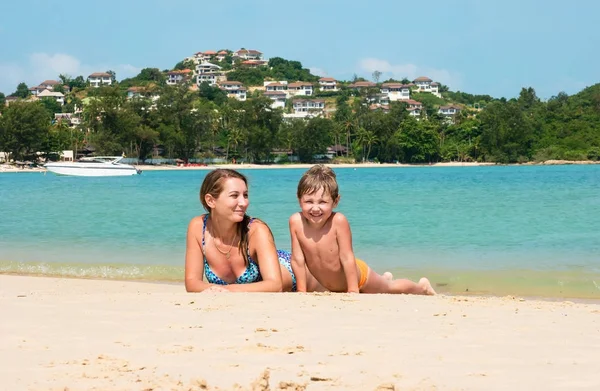 Mom and son on the beach in Thailand — Stock Photo, Image