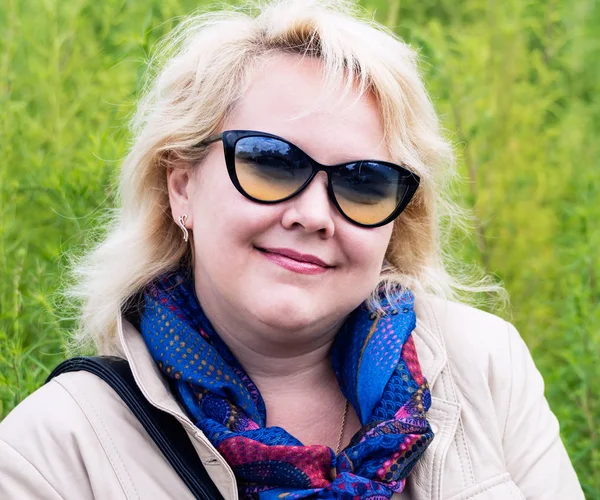 Portrait of  40-year-old woman outside — Stock Photo, Image