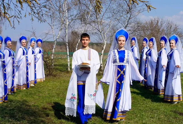 Un collettivo di danza con pane russo e sale tra le betulle — Foto Stock