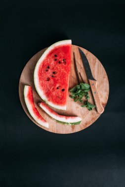 Taze karpuz dilimleri plaka üzerinde