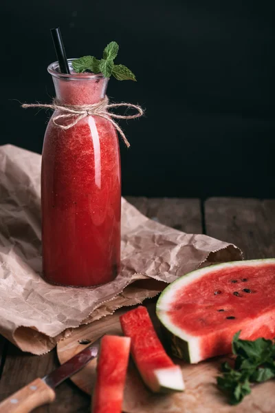 Wassermelonen-Smoothie im rustikalen Stil — Stockfoto