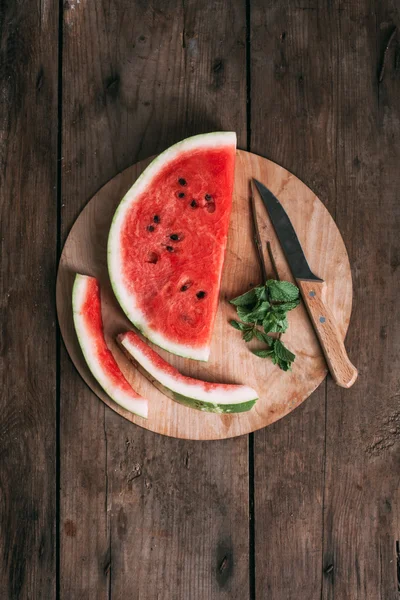 Verse watermeloen segmenten op de plaat — Stockfoto
