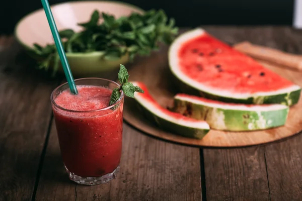 Wassermelonen-Smoothie im rustikalen Stil — Stockfoto