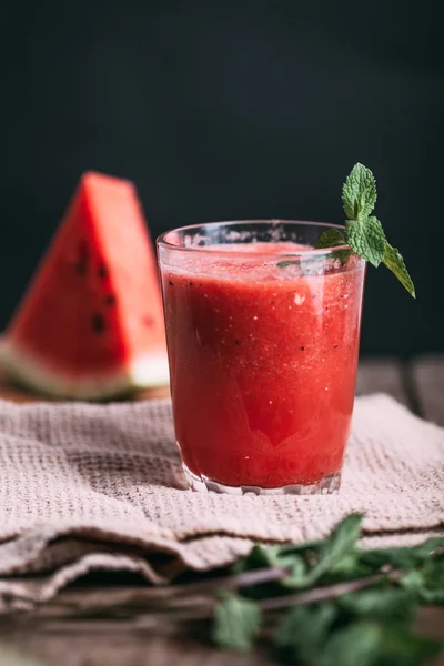 Wassermelonen-Smoothie im rustikalen Stil — Stockfoto