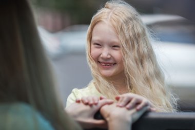 Araba ve kızı yakınındaki anne