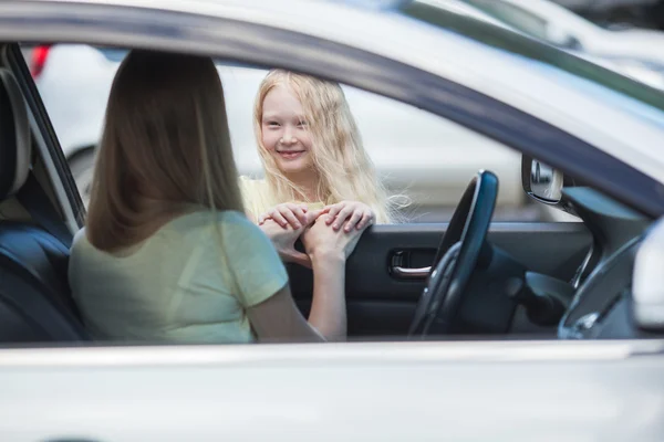 Mãe em carro e filha perto — Fotografia de Stock