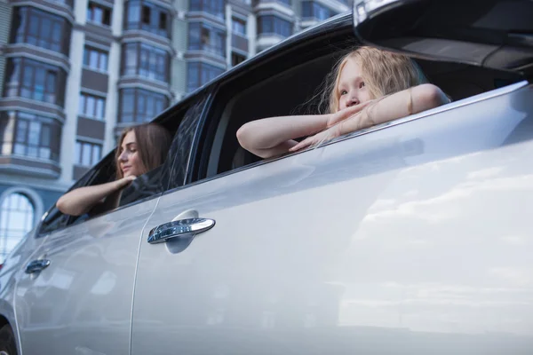 Arabada oturan kızlar pencerenin yakınındaki — Stok fotoğraf