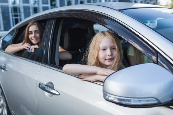 Dos niños felices en el coche —  Fotos de Stock