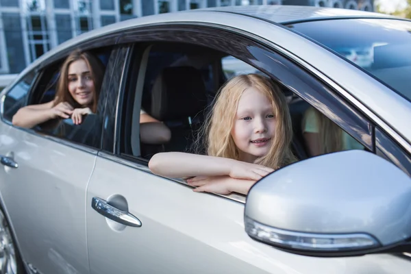 Deux enfants heureux dans la voiture — Photo