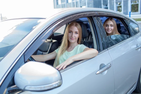 Mulher bonita com a condução de um carro . — Fotografia de Stock