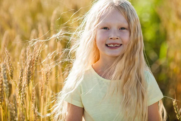 Meisje in tarweveld — Stockfoto