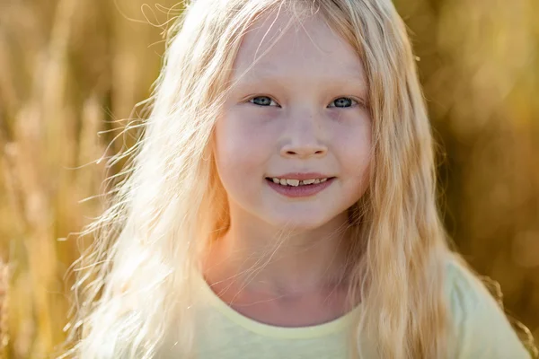 Meisje in tarweveld — Stockfoto