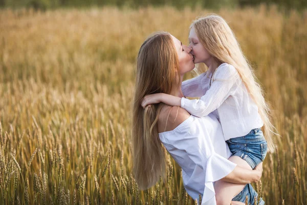 Hermosa joven madre y su hija en el campo de trigo —  Fotos de Stock