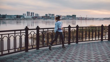 Nehir kıyısında şehirde çalışan genç kadın