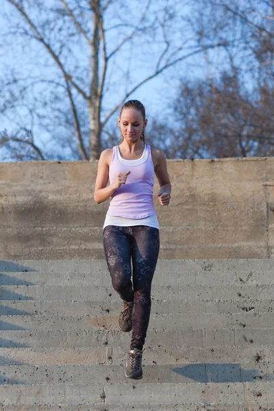 Sportovní žena běží onsteps — Stock fotografie