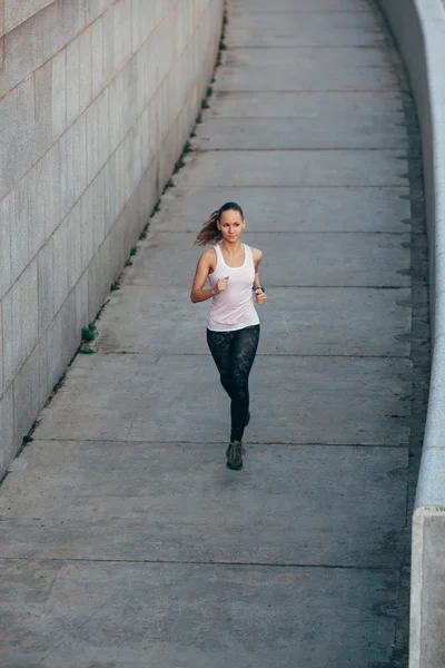 Mujer corriendo en concreto paisaje urbano —  Fotos de Stock