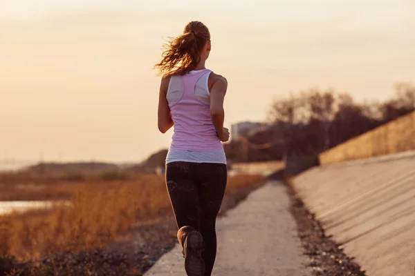 Fitness kobiece kobieta szkolenia poza dnia ciepłej jesieni — Zdjęcie stockowe