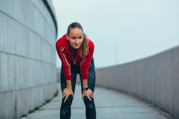 Unga kaukasiska kvinnan ta andetag efter jogging — Stockfoto
