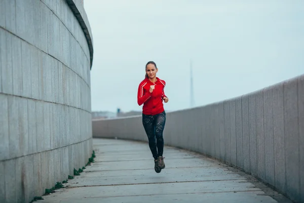 Mulher correndo em concreto urbana scape — Fotografia de Stock