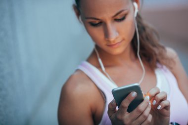 akşam saatlerinde onun akıllı telefon kullanan genç atletik sportif kadın
