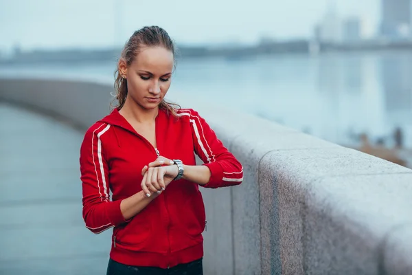 Kvinna ställa in fitness smart klocka för löpning — Stockfoto