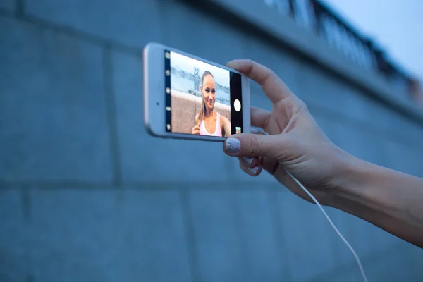 Close-up smartphone na mão mulher fazendo selfie — Fotografia de Stock