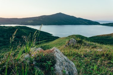 eraly sunrise hills ve deniz defne üzerinde