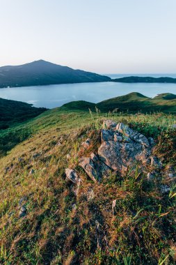 eraly sunrise hills ve deniz defne üzerinde