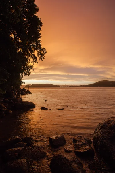 Cielos atardecer dramáticos en la bahía del mar —  Fotos de Stock