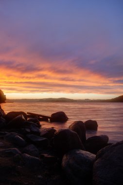 Deniz Bay dramatik günbatımı gökyüzü