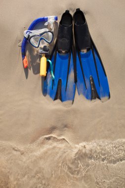 maske ve palet kum üzerinde