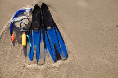 maske ve palet kum üzerinde