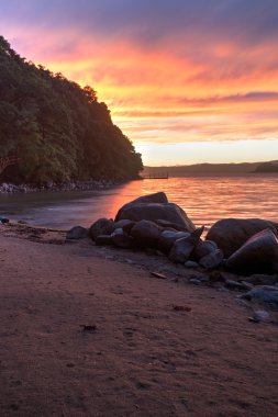 Deniz Bay dramatik günbatımı gökyüzü