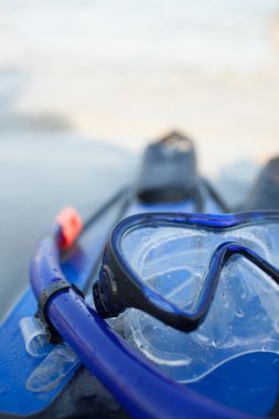 maske ve palet kum üzerinde